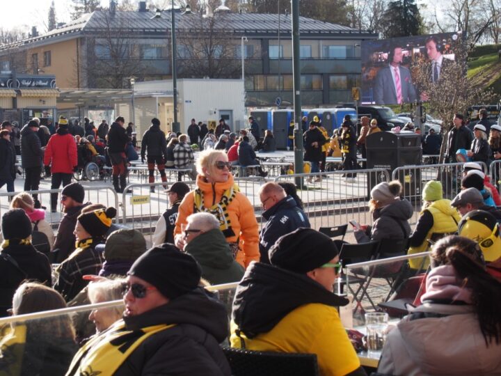 Lappeenrannan kauppatorilla kiekkohuumaa ensimmäisestä SaiPan puolivälieräottelusta alkaen