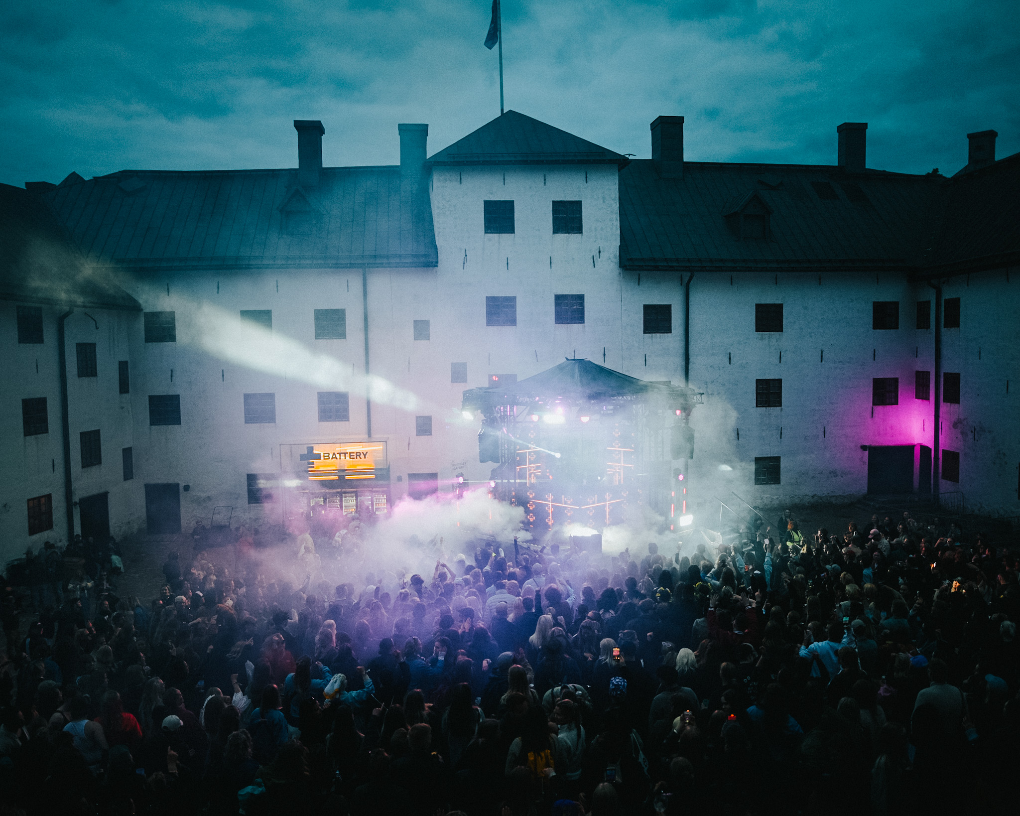 Kesärauha juhlittiin Turun Linnanpuistossa turvallisesti