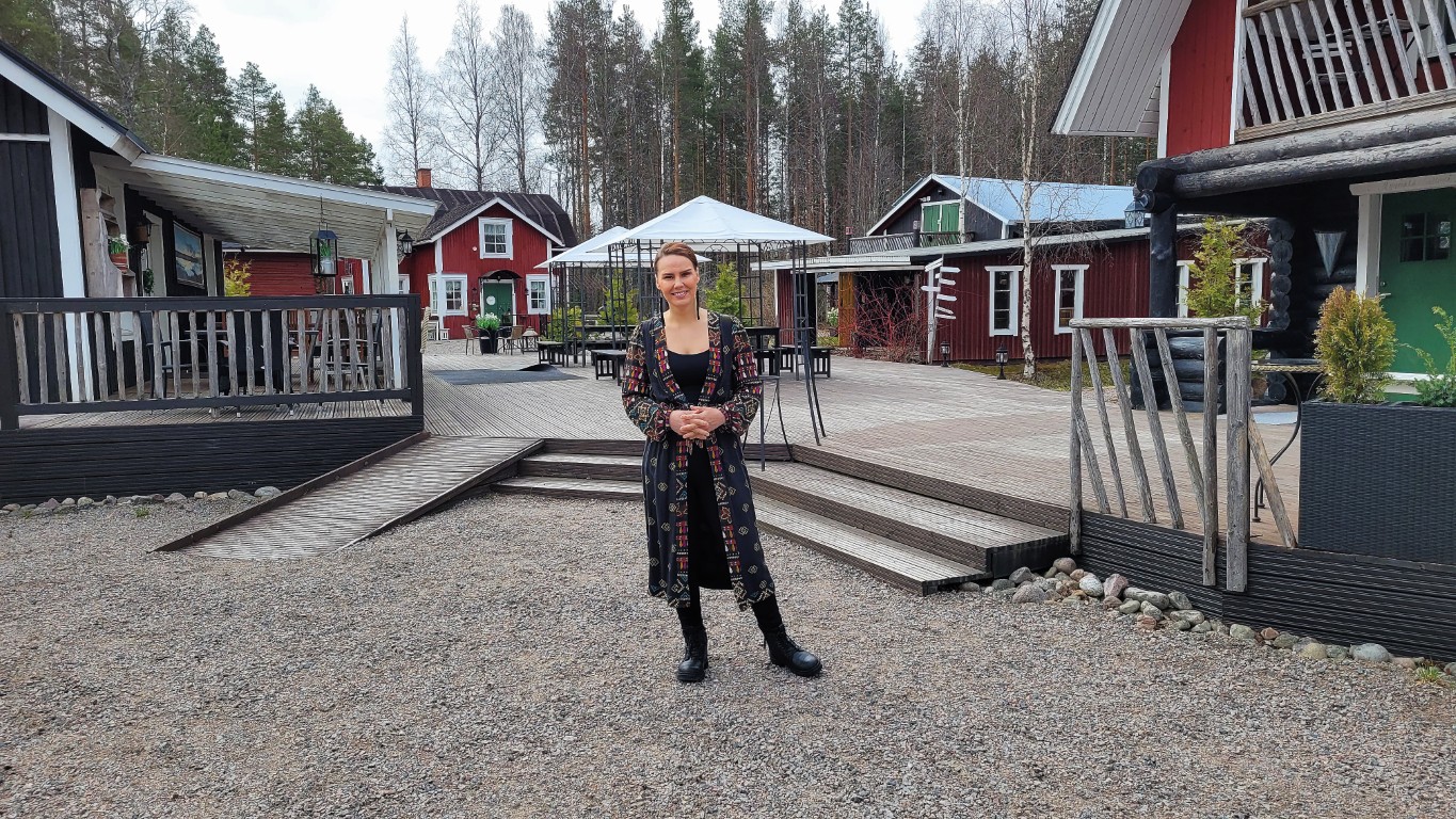 Yleisö rakastaa Anne Mattilan taidekylääTeksti Salli Saastamoinen