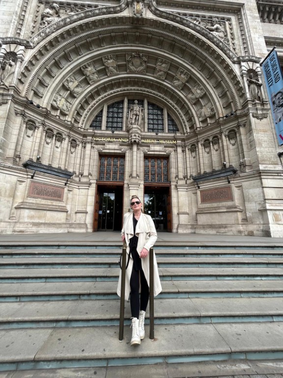 Jenni Ahtiaisen kuulolaitekorut esillä Lontoossa