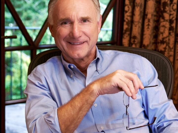 Kirjailija Dan Brown Suomeen syyskuussa