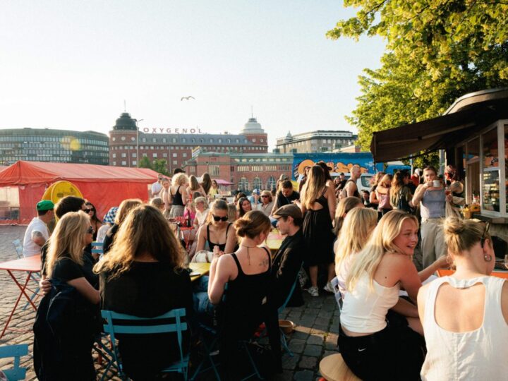 Valtuutetut esittävät aloitteessaan Hakaniemen torista vehreää kaupunkiaukiota