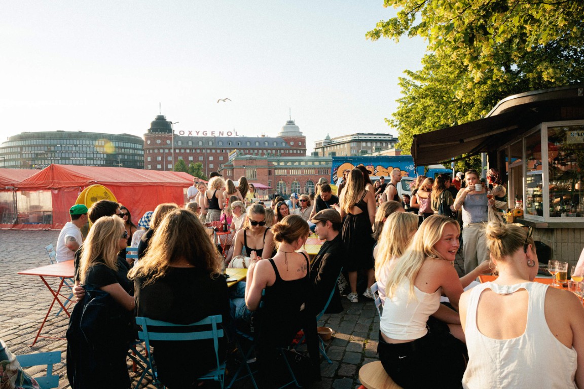 Valtuutetut esittävät aloitteessaan Hakaniemen torista vehreää kaupunkiaukiota