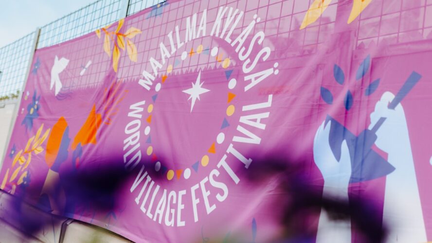 Uudistuva Maailma kylässä -festivaali Lasipalatsikorttelissa ja Narinkkatorilla