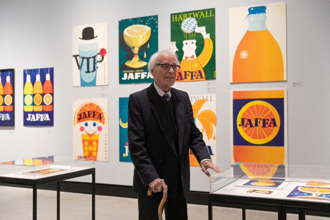 Graafikkomestari Erik Bruunilta julistelahjoitus Malvan julistekokoelmaan