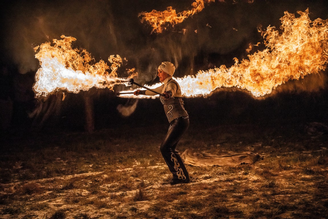 Tulitaidetta ja trubaduurikeikkoja – esiintyjän arki on kaukana glamouristaTeksti Juha Jäntti