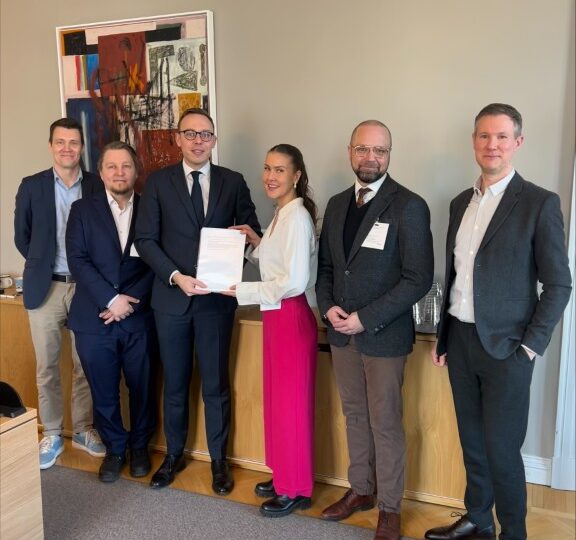 Tapahtumateollisuuden aloite laiksi ammattimaisesta tapahtumajärjestämisestä luovutettiin työ- ja elinkeinoministeriölle