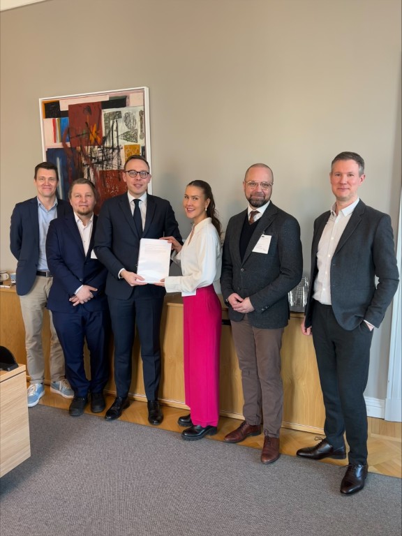 Tapahtumateollisuuden aloite laiksi ammattimaisesta tapahtumajärjestämisestä luovutettiin työ- ja elinkeinoministeriölleTapahtumateollisuus