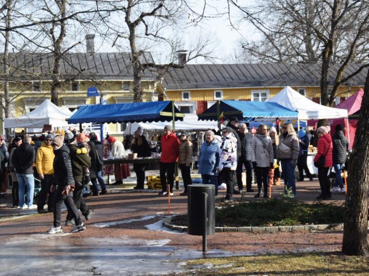 Naantalin Tuhkamarkkinat veti kaupungin asukkaat liikkeelle