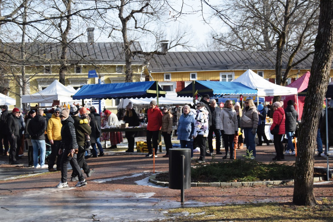 Naantalin Tuhkamarkkinat veti kaupungin asukkaat liikkeelleTeksti Tero Elsilä