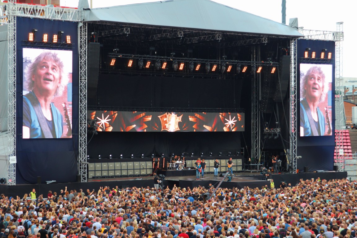 Eppu Normaalin pitkät jäähyväisetTeksti Salli Saastamoinen