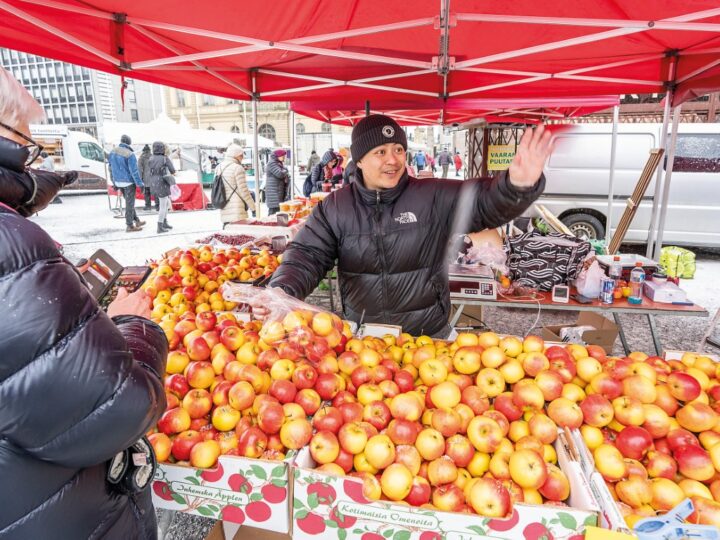 Maaliskuun markkinoilla oli Hämeenlinnassa kuhinaa – kesää kauppiaat ja torikansa todella odottavat