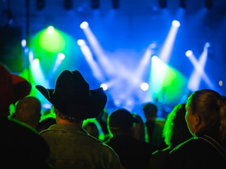 Ruotsalainen countrytähti Jill Johnson Raikku Rokkaa ja Rakastaa -festivaalille Kangasalalle