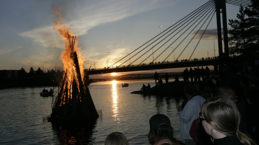 Juhannusjuhlintaa Suomen suvessa