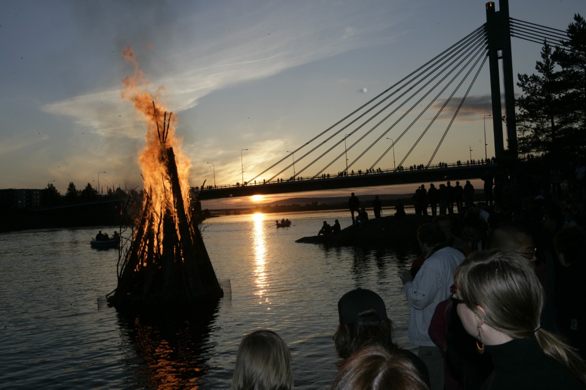 Juhannusjuhlintaa Suomen suvessa