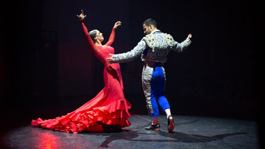 Mustan ja Valkoisen Teatterifestivaalilla lähes sata taiteilijaa 15 eri maasta