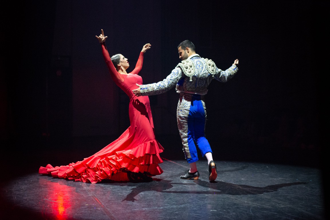 Mustan ja Valkoisen Teatterifestivaalilla lähes sata taiteilijaa 15 eri maasta