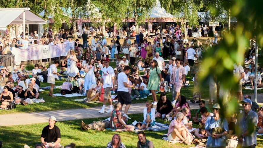 Espoon Viinijuhlat meri- ja puistomaisemissa