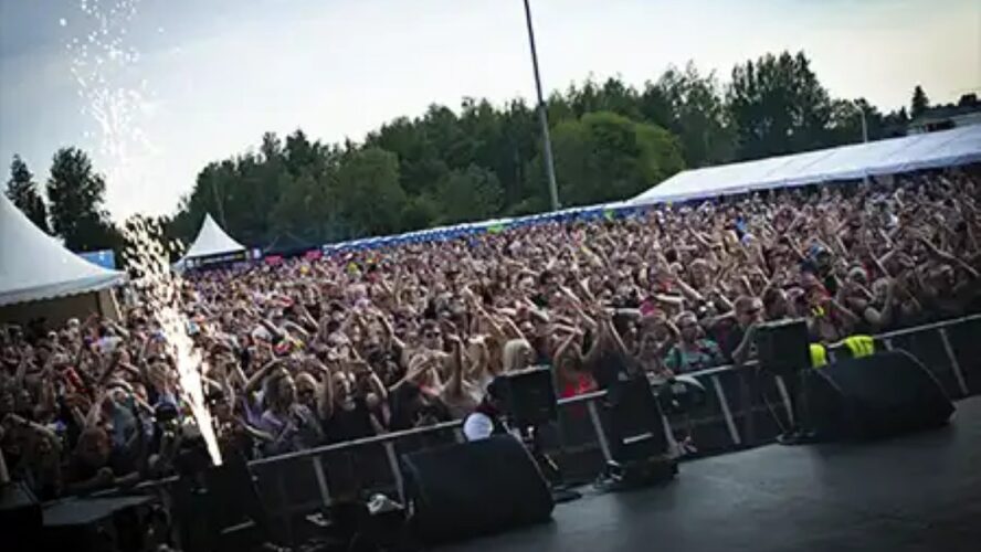 Elokuu vielä festareiden ilotulitusta