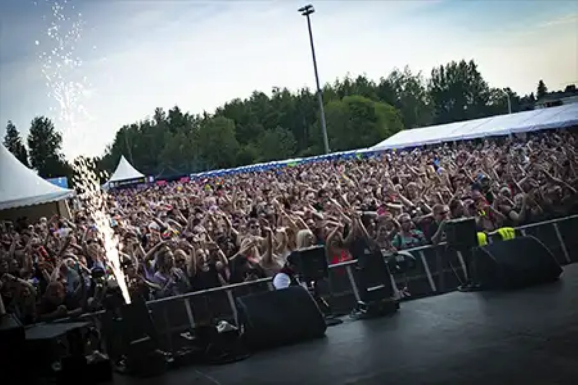 Elokuu vielä festareiden ilotulitusta