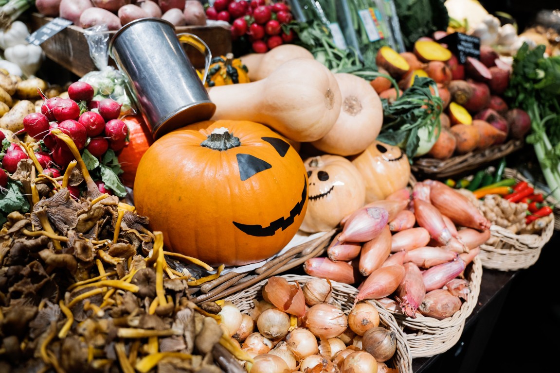 Halliween valtaa Hakaniemen kauppahallin